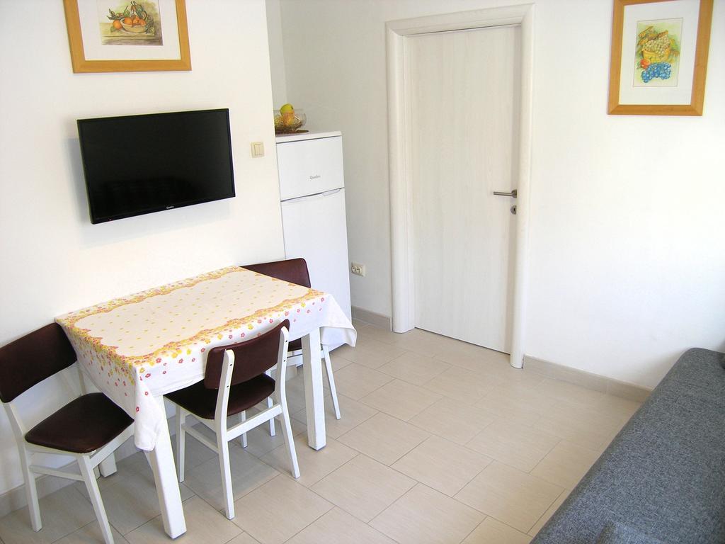 Apartman Vera Krk Town Buitenkant foto